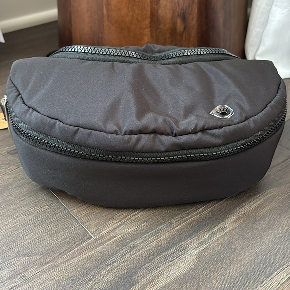 BEARPAW Crossbody/waist bag/fanny pack, double zip compartments + ear pod case - Picture 6 of 14